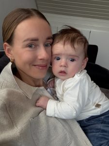 Janine und ihr Baby, beide haben beim Babymassagekurs im Geburtshaus Tübingen bei Melanie Ackermann teilgenommen.