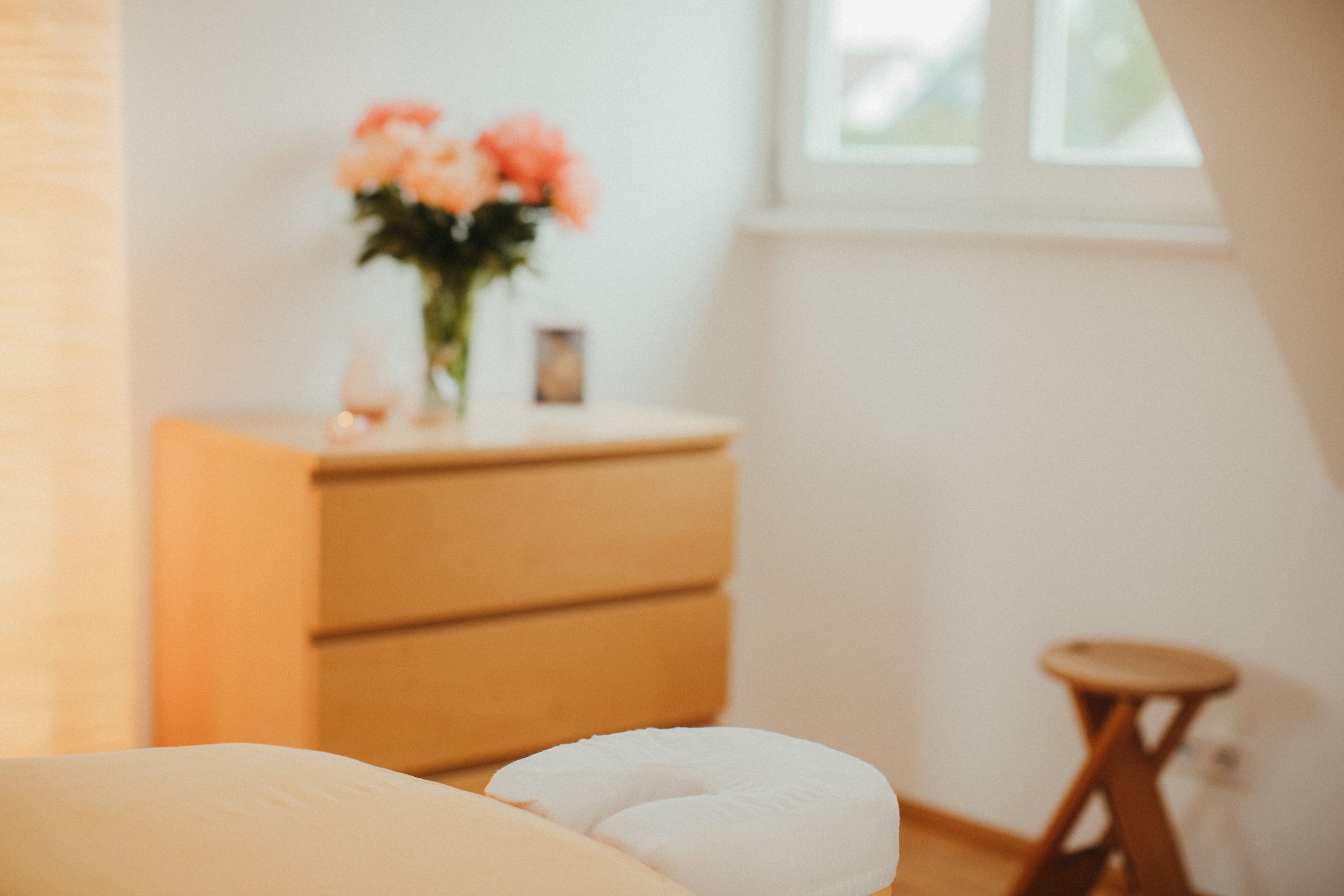 Blick in den hellen, einladenden Praxisraum von Melanie Ackermann in Tübingen-Hagelloch – ein Ort für Geborgenheit und Entspannung.